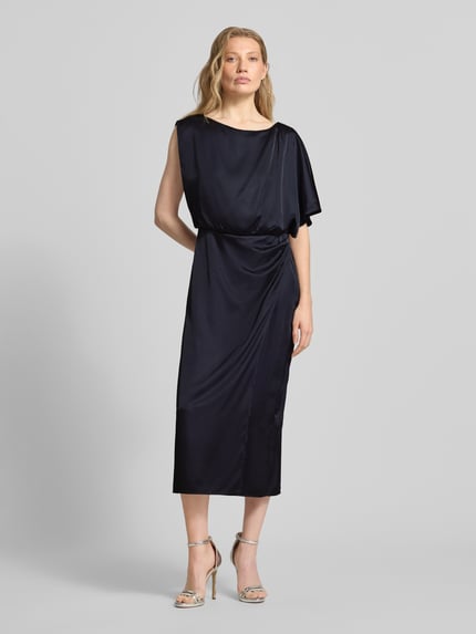 Vrouwenmodel draagt schimmerndes Midikleid im One-Shoulder-Look van comma, materiaalmix met viscose, recht model, glanzend, ronde hals, one-shoulder look, ruglengte maat 36: 118 cm, borstwijdte maat 36: 35 cm, ganzlichaamsaanzicht van voren.