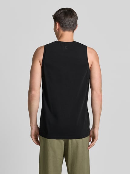 Mannelijk model draagt Relaxed Fit Tank Top uit puur katoen van Armedangels, look: effen, ronde hals, brede bandjes, materiaal: puur katoen. Ganzkörperansicht Rückansicht.