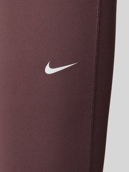 Produktfoto, Flared Leggings mit Logo von NIKE TRAINING in Dunkelbraun mit weißem Logo, glatte Textur, Material-Mix mit Stretch-Anteil, elastischer Bund