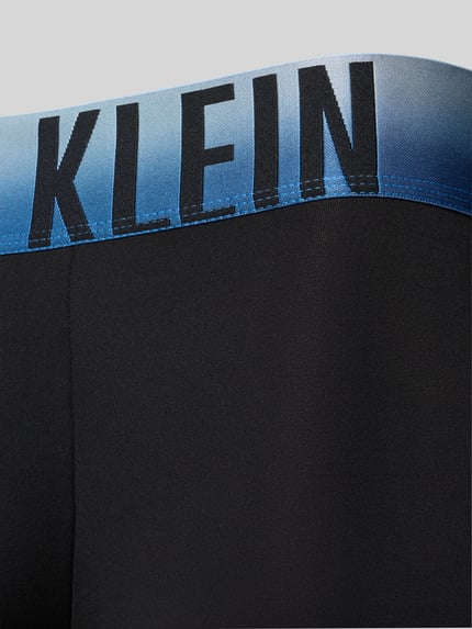 Produktfoto, schwarzer Stoff, elastischer blauer Label-Bund mit schwarzer Aufschrift, glatte Textur, Pant & Trunk mit elastischem Label-Bund im 3er-Pack Modell 'BOXER BRIEF' von Calvin Klein Underwear, Herren Pant & Trunk von Calvin Klein Underwear