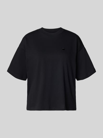 Produktfoto, schwarzes Regular Fit T-Shirt aus reiner Baumwolle Modell 'CHESTER' von Carhartt Work In Progress, glatte Struktur, Stehkragen, Halbarm
