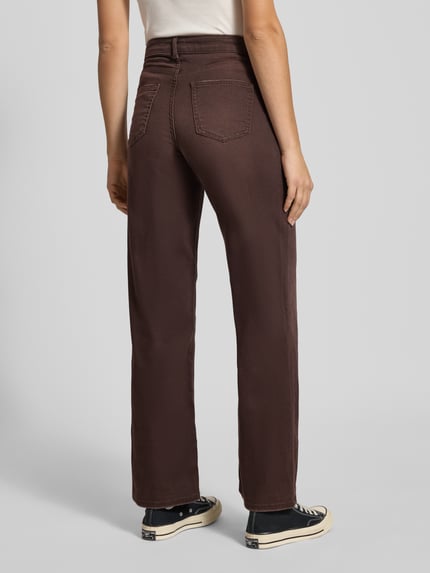 Männermodel trägt Wide Leg Jeans aus Baumwoll-Mix Modell 'JUICY' von Only, brązowy denim, wysoki stan, 5 kieszeni, Ganzkörperansicht Rückansicht.
