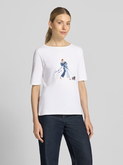 Frauenmodel trägt T-Shirt mit U-Boot-Ausschnitt von MORE & MORE, Baumwoll-Elasthan-Mix, taillierter Schnitt, Halbarm, Ganzkörperansicht von vorne.