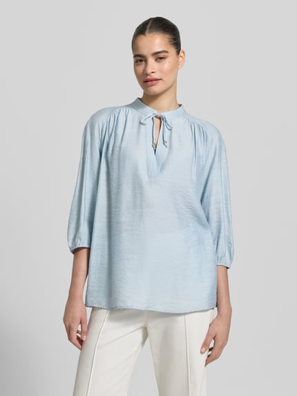Vrouwenmodel draagt Regular Fit Bluse mit Schnürung und 3/4-Arm van Jake*s collectie uit viscosemix, opstaande kraag, lichtblauw, ruglengte 66 cm, mouwlengte 56 cm, voorkant totaalbeeld