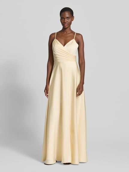 Modelka kobieca nosi Maxikleid aus Satin mit Drapierungen od Laona, satynowy materiał, A-linia, dekolt V, marszczenia, ramiączka spaghetti, zamek, długość pleców w rozmiarze 36: 127 cm, szerokość w rozmiarze 36: 32 cm, widok całej sylwetki z przodu.
