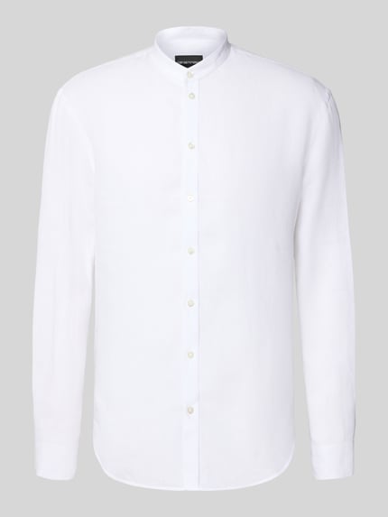 Produktfoto, weißes Regular Fit Freizeithemd im langärmeligen Design von Emporio Armani mit Stehkragen, durchgehender Knopfleiste und Sportmanschetten.