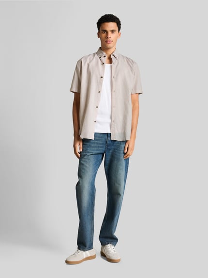 Männermodel trägt Relaxed Fit Freizeithemd aus Leinen-Baumwoll-Mix von Tom Tailor Denim in Optik: Unifarben, Ganzkörperansicht von vorne.
