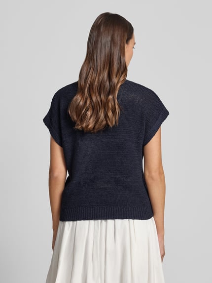 Frauenmodel trägt Strickshirt mit Kappärmeln Modell 'Estapper' von FREE/QUENT in Dunkelblau, strukturierte Optik, Rückenansicht, Regular-Fit, Rundhalsausschnitt, Rückenlänge bei Größe S: 55 cm, Ärmellänge bei Größe S: 24 cm. Ganzkörperansicht Rückansicht.