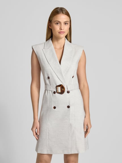 Vrouwenmodel draagt smal dames kokerjurk met riem model 'KAMELANA' van HUGO, krijtstreepmotief, linnenmix, melangelook, knielang, mouwloos, reverskraag, knoopsluiting, labelapplicatie, schoudervullingen, twill; vooraanzicht, halfbody-opname.