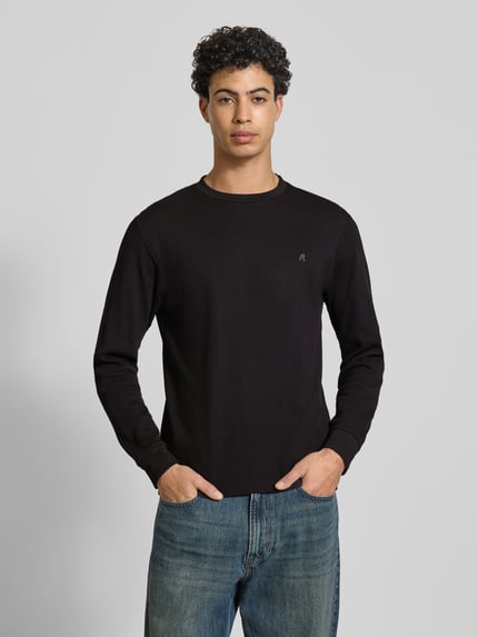 Männermodel trägt Sweatshirt mit Stehkragen von Replay in Schwarz, Reine Baumwolle, Gerade Passform, Waffel-Design, Label-Detail, elastische Ärmelabschlüsse, Ganzkörperansicht von vorne.