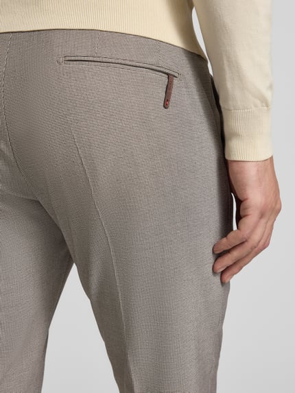 Männermodel trägt Hose mit Bügelfalten Modell 'CIBEPPE' van CINQUE in slim fit met viscosemix, detailopname achterkant.