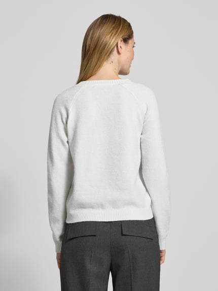 Frauenmodel trägt Regular Fit Strickpullover mit Crew Neck Modell 'DOFFYSHINE' von Vero Moda, schimmernde Optik, Strick, Ganzkörperansicht Rückansicht.