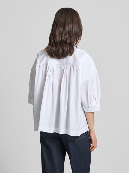 Frauenmodel trägt Oversized Bluse aus reiner Baumwolle Modell 'Bollana' von BOSS, Optik: Unifarben, Passform: Oversized, Popeline, Kurzarm, Ganzkörperansicht Rückansicht.