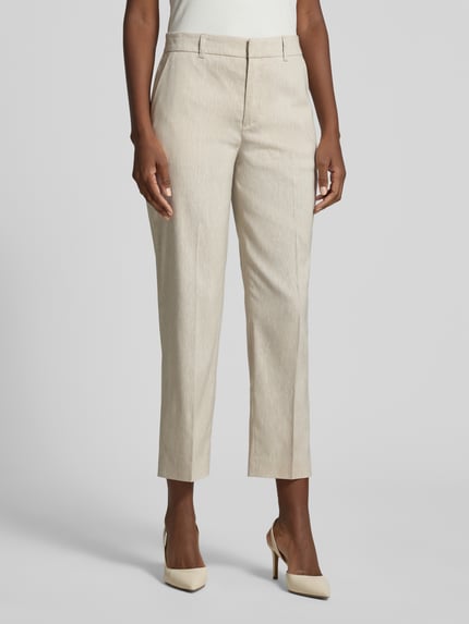 Frauenmodel trägt beige Hose aus Leinen-Mix mit Bügelfalten Modell 'SEARCH' von Drykorn, Slim-Fit, Gesäßtaschen, Nahaufnahme Oberkörper. Damen Hose mit Viskose-Anteil im Leinen-Mix, Bundweite 38 cm, Innenbeinlänge 69 cm, Größe 27/34.
