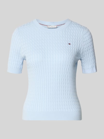 Produktfoto, Slim Fit T-Shirt aus reiner Baumwolle von Tommy Hilfiger, Optik: Unifarben, Zopfmuster, Logo-Detail, Rundhals, Kurzarm, Strick