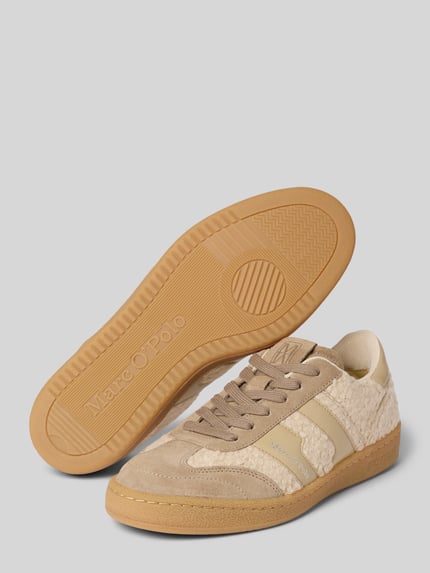 Produktfoto, Low Top Sneaker met rundleer van Marc O'Polo, look: effen, punt van de schoen rond, hakvorm plat, label in reliëf, reliëflogo, vetersluiting, zool gestructureerd, materiaalverwerking: glad leer, suède, teddybont.