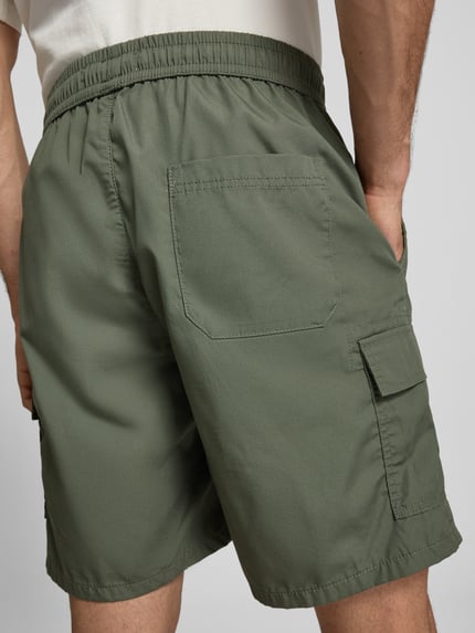Männermodel trägt Regular Fit Cargoshorts mit Baumwoll-Anteil von Only & Sons, Optik: Unifarben, Materialverarbeitung: Popeline, Ganzkörperansicht Rückansicht