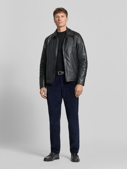 Männermodel trägt Regular Fit Cordhose aus Baumwollmix von Hiltl, unifarben, seitliche Eingrifftaschen, Ganzkörperansicht von vorne.