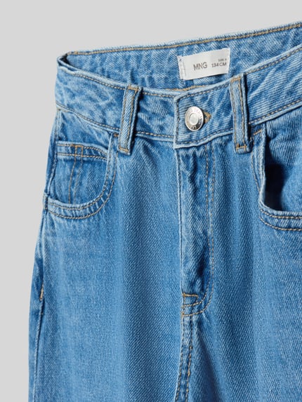 Produktfoto, Straight Fit Jeans mit Logo-Patch Modell 'Balloon' von Mango aus reiner Baumwolle im 5-Pocket-Design, blaue Denimstruktur