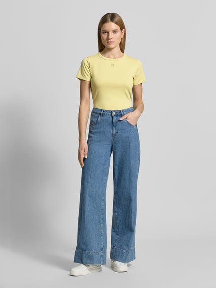 Frauenmodel trägt Regular Fit T-Shirt aus Baumwoll-Mix Modell 'DELORIS' von HUGO in Gelb, unifarben, Jersey, Rundhals, Ganzkörperansicht von vorne.