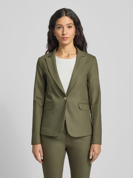 Vrouwenmodel draagt Slim Fit Blazer met Pattentaschen Model 'Blake Night' van MOS MOSH in olijfgroen katoenmix met stretch, reverskraag, knoopsluiting, klepzakken; ruglengte 61 cm, borstwijdte 44 cm, mouwlengte 61 cm, gladde textuur, volledige vooraanzicht.