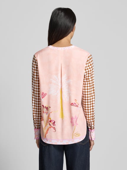 Vrouwenmodel draagt Relaxed Fit tunika-blouse uit zijdemix van HERZENS met tuniekhals en all-over bloemenprint, langemouwdesign, ruglengte 70 cm, mouwlengte 64 cm, rugaanzicht.