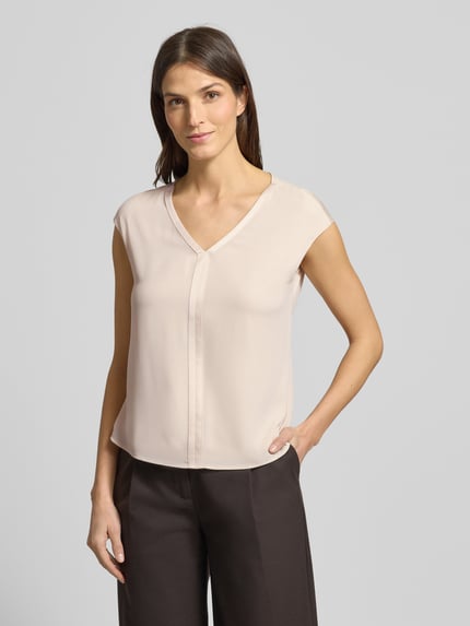 Vrouwenmodel draagt 'T-Shirt mit V-Ausschnitt' van comma, beige, V-hals, regular fit, viscose-elastaanmix, volledige vooraanzicht bovenlichaam.