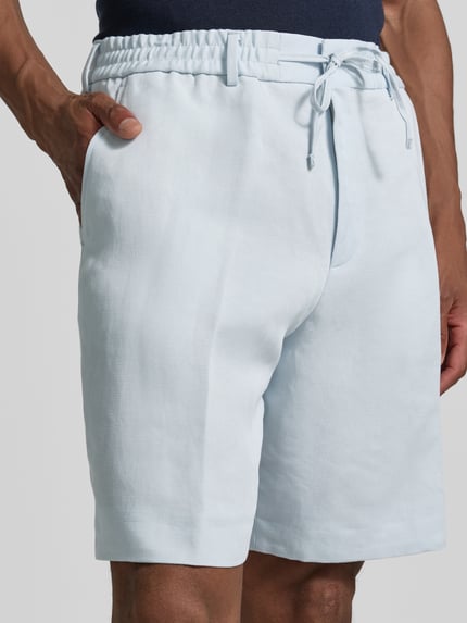 Männermodel trägt Regular Fit Bermuda aus Lyocell-leinen-Mix Modell 'C-Peter-RDS-S-263' von BOSS, hellblau, Flammgarn, Nahaufnahme Oberschenkel.