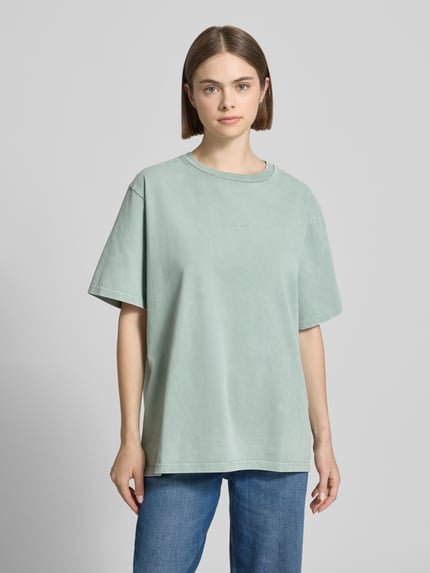 Frauenmodel trägt Oversized T-Shirt mit Label-Stitching Modell 'Farmers Market' von OH APRIL, Reine Baumwolle, Rundhalsausschnitt, Rückenlänge bei Größe S 69 cm, Damen T-Shirt, Ganzkörperansicht von vorne.