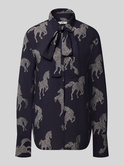 Produktfoto, Relaxed Fit Bluse aus reiner Viskose Modell 'ODETTA' von ODETTA, dunkelblau mit Allover-Motiv-Print, Zierschleife, Langarm