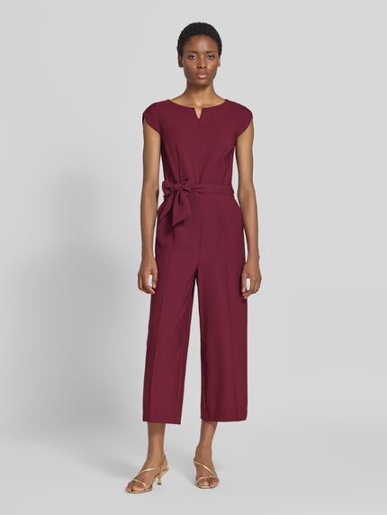 Modelka nosi Regular Fit Jumpsuit mit Bindegürtel von Betty Barclay, kolor bordowy, gładka tekstura, pełny widok z przodu.