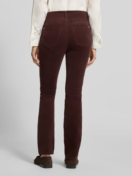 Frauenmodel trägt Slim Fit Stoffhose aus elastischem Baumwoll-Mix von Christian Berg Woman, kolor bordowy, 5 kieszeni, szlufki na pasek, gładka tekstura, zapięcie na guzik i zamek błyskawiczny, szerokość w rozmiarze 36/32: 38 cm, długość wewnętrzna nogawki: 82 cm, Ganzkörperansicht Rückansicht