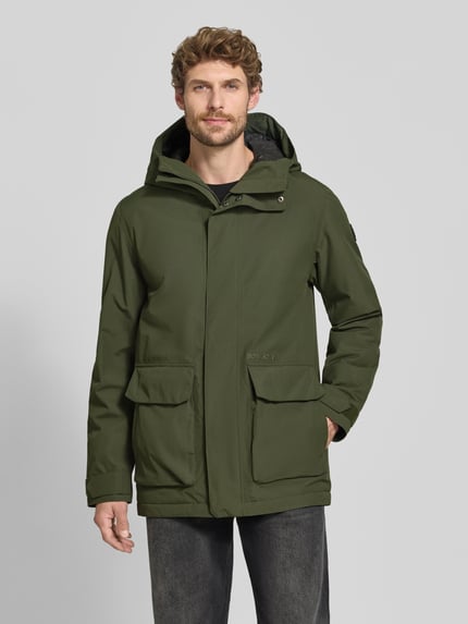 Männermodel trägt Regular Fit Jacke mit aufgesetzten Taschen Modell 'Liam' von Didriksons in Olivgrün, Ganzkörperansicht von vorne. Rückenlänge 79 cm, Schulterbreite 44 cm, Brustweite 45 cm, Ärmellänge 70 cm.