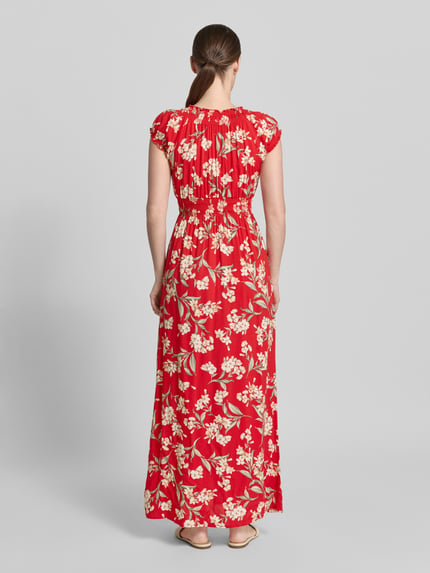 Vrouwenmodel draagt Maxikleid aus Viskose mit V-Ausschnitt und Smok-Details van Apricot, zuiver viscose, getailleerd model, V-hals, smokdetail, ruglengte maat S 121 cm, borstwijdte maat S 38 cm, rood met wit bloemenpatroon, lichte stof, Ganzkörperansicht Rückansicht.