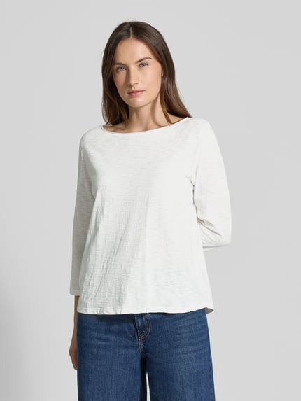 Modelka nosi Regular Fit 3/4-Shirt aus reiner Baumwolle od s.Oliver RED LABEL, biała jednolita bawełna jersey, krój regular fit, dekolt łódka, 3/4 rękaw, widok całej sylwetki z przodu.
