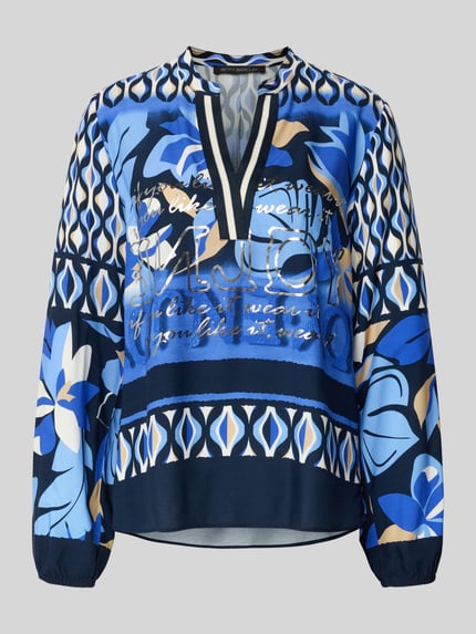 Frauenmodel trägt Blusenshirt aus Viskose mit Tunikakragen von Betty Barclay, Allover-Look in Blau, Regular-Fit, Ganzkörperansicht von vorne.