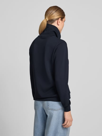 Frauenmodel trägt Regular Fit Sweatshirt aus reiner Modal-Mix Modell 'BANU' von Soyaconcept in Dunkelblau, strukturierte Oberfläche, Ganzkörperansicht Rückansicht, Damen Sweatshirt von Soyaconcept.