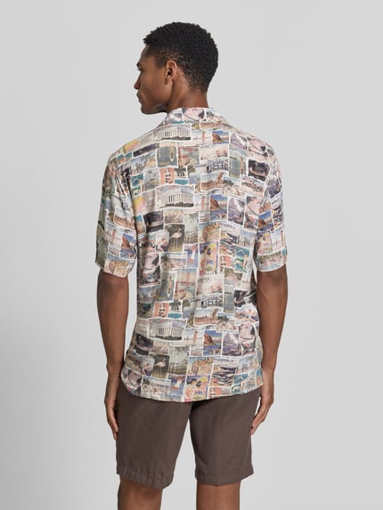 Mannelijk model draagt Relaxed Fit vrijetijdsoverhemd uit viscose met reverskraag van Lindbergh, all-over look, ruglengte maat M 74 cm, schouderbreedte 50 cm, mouwlengte 32 cm, veelkleurig patroon, textuur zacht, lichte en bruine tinten, Ganzkörperansicht Rückansicht.