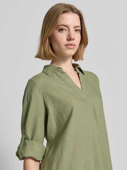 Frauenmodel trägt Relaxed Fit Hemdbluse aus Leinen-Viskose-Mix von s.Oliver RED LABEL in Hellgrün, unifarben, Nahaufnahme Oberkörper