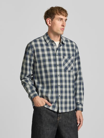 Männermodel trägt Casual Fit Freizeithemd aus reiner Baumwolle Modell 'RENNES' von Pepe Jeans, kariertes Muster in Blau und Weiß, Ganzkörperansicht von vorne, Herren Freizeithemd von Pepe Jeans.