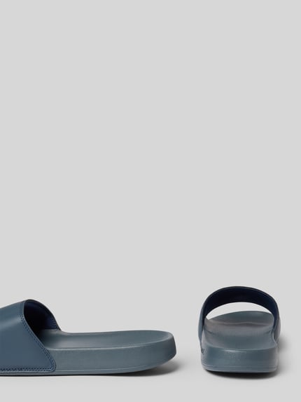 Produktfoto, Badeschuhe mit Logo Print Modell 'SERVE SLIDE' von Lacoste, Optik: Unifarben, Schuhspitze: abgerundet, Absatzform: flach, Applikation: Logo-Print, Verschluss: Schlupf/offen, Sohle: strukturiert