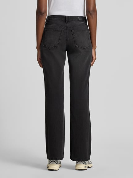 Männermodel trägt Bootcut Jeans aus Baumwoll-Mix Modell 'ASTA' von Vero Moda in schwarzem Denim mit 5 kieszeni, label patch, twill, ganzkörperansicht rückansicht