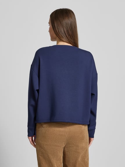 Frauenmodel trägt Sweatshirt mit Bändel und Frontprint von Christian Berg Woman, dunkelblau, Modal-Mix, Oversized, Rundhalsausschnitt, Ganzkörperansicht Rückansicht.