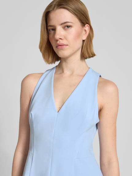 Frauenmodel trägt Regular Fit Kleid mit Naht-Details Modell 'KELILA' von HUGO in Optik: Unifarben, V-Ausschnitt, Reißverschluss, Ärmelform: Ohne, Nahaufnahme Oberkörper