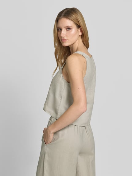 Frauenmodel trägt Blusentop aus Leinen mit V-Ausschnitt von Style Icon Collection, Reines Leinen, Lockerer-Schnitt, Breite Träger, Rückenlänge bei Größe 36: 47 cm, Ganzkörperansicht Rückansicht.