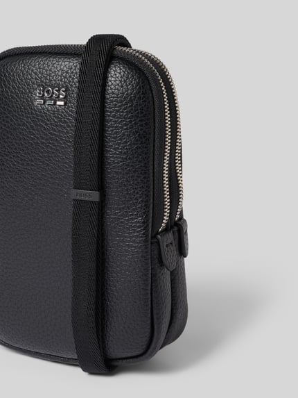 Produktfoto, Umhängetasche in Leder-Optik Modell 'Ray EVO_Phone Holder' von BOSS, schwarze Farbe, strukturierte Oberfläche, Herren Umhängetasche