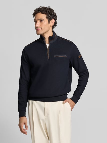 Männermodel trägt Sweatshirt mit Stehkragen und Reißverschluss von bugatti, Baumwoll-Mix, Regular Fit, Brusttasche, Ganzkörperansicht von vorne.