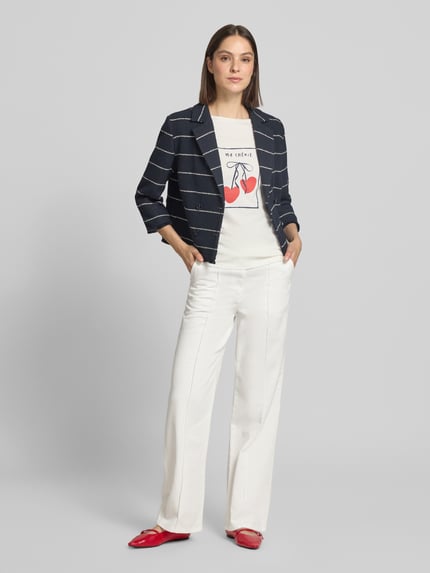 Frauenmodel trägt Wide Fit Jeans mit Lyocell-Anteil von More & More, weiß, mit Ziernähten und Taschen, Ganzkörperansicht von vorne.