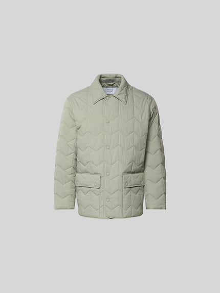 Produktfoto, Regular Fit Jacke in Stepp-Optik von MAISON KITSUNÉ, krój regular fit, z efektem pikowania, wykładany kołnierz, kieszenie z patką, listwa guzikowa, długość tyłu w rozmiarze M: 75 cm, szerokość ramion w rozmiarze M: 48 cm, długość rękawów w rozmiarze M: 62 cm