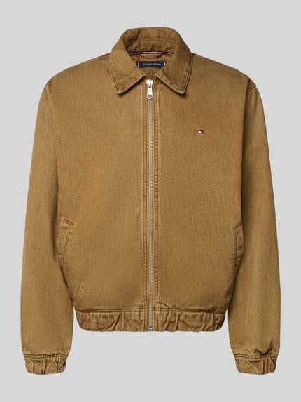 Produktfoto, Regular Fit Bomberjacke aus reiner Baumwolle von Tommy Hilfiger in Optik: Unifarben, Denim, mit Umlegekragen, Reißverschluss, Logo-Detail, Langarm, elastischem Rumpfabschluss und Ärmelabschluss, seitlichen Eingrifftaschen sowie Innentasche, Materialverarbeitung: reine Baumwolle.